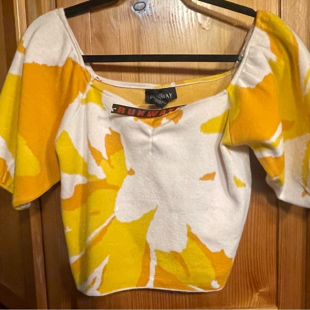 NWT Runway brand cropped bubble sleeve sweater